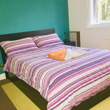 Stylish Queen-Size Bed London Living With Free Parking In Super Host 5 Star Home Finchley Exterior foto