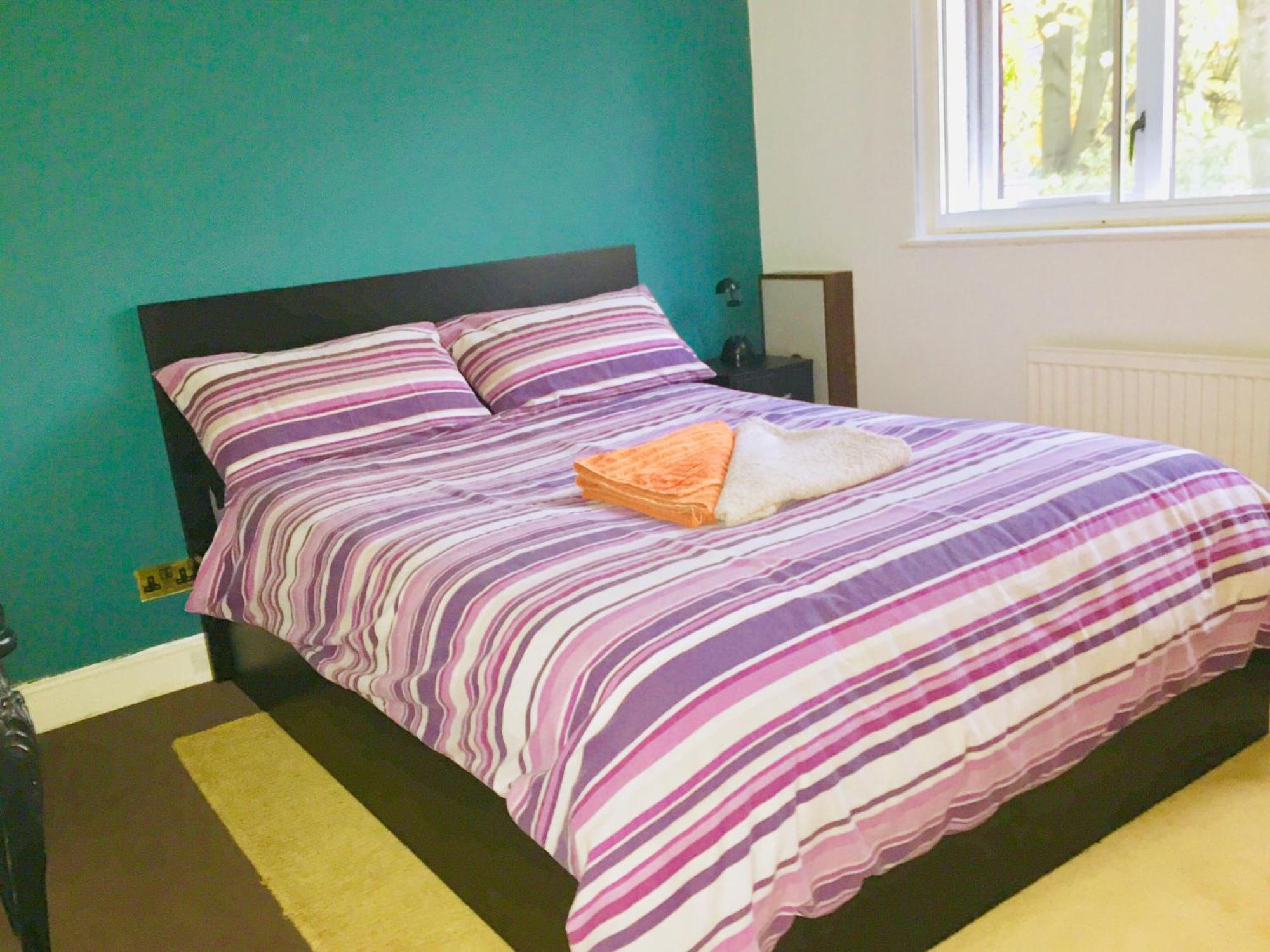 Stylish Queen-Size Bed London Living With Free Parking In Super Host 5 Star Home Finchley Exterior foto